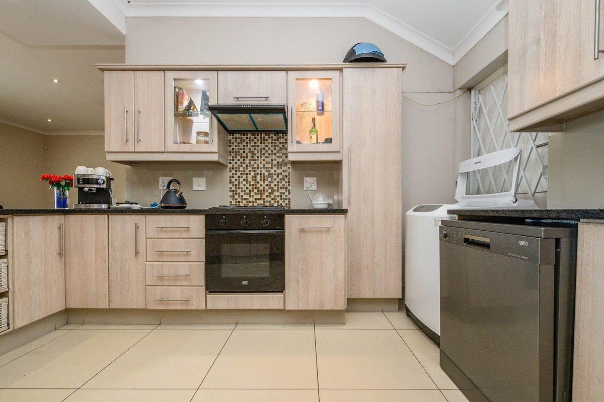 Beautiful, sunny family home. Prime location! Good security! - Photo 2