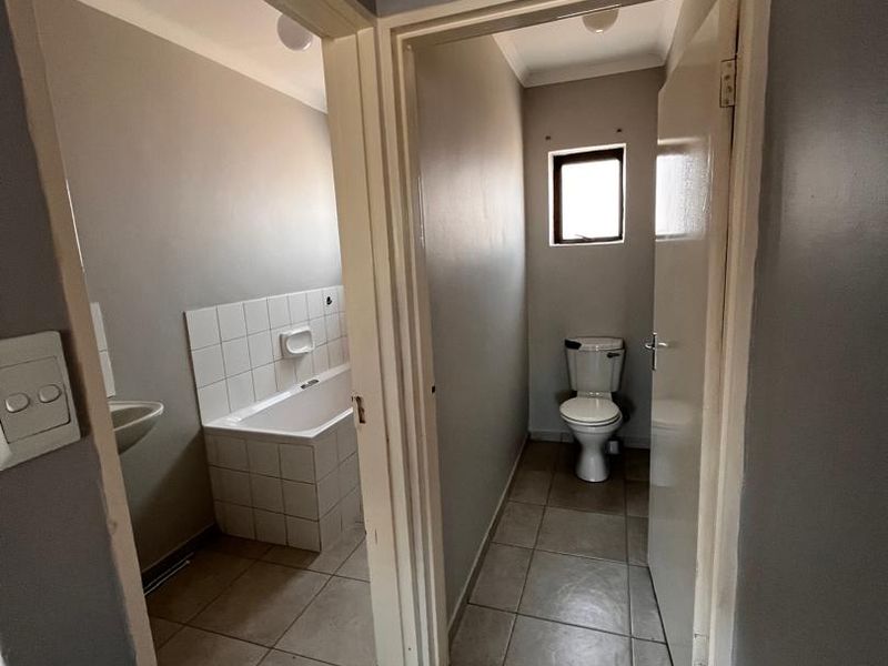 For Sale: 3 -Bedroom House In Outapi - Photo 6