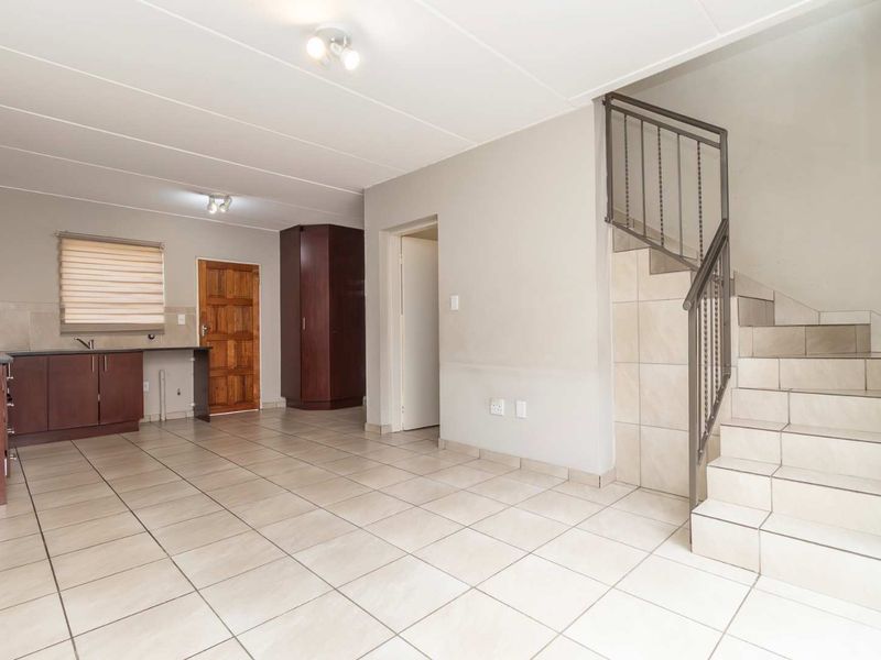 Spacious Duplex 3 Bedroom Townhouse - Photo 4