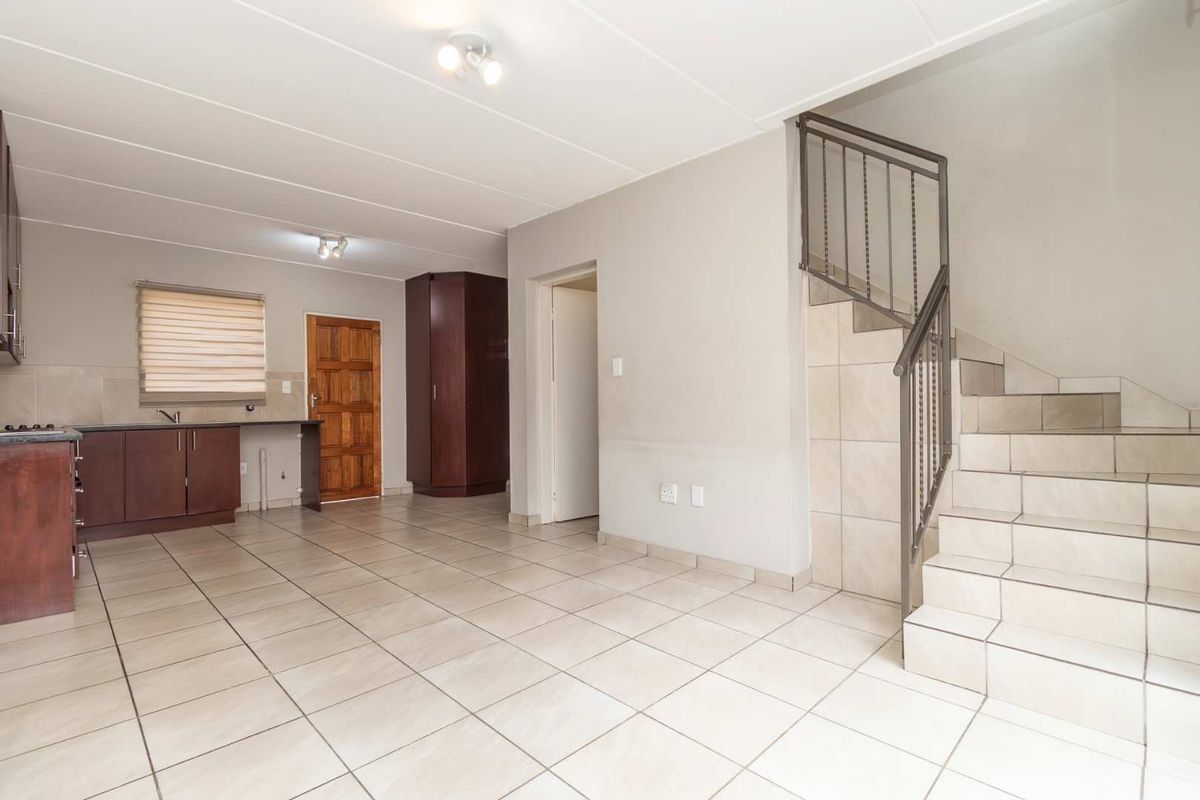 Spacious Duplex 3 Bedroom Townhouse - Photo 4