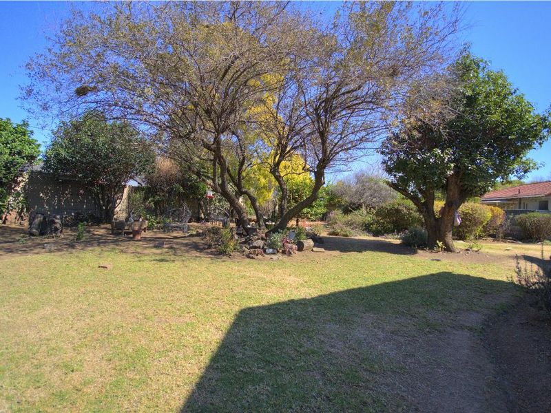 Renovated Beauty in Park-like gardens - Photo 8