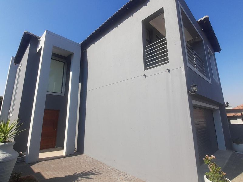 Elegant Home in Sought-After Melodie Estate. - Photo 2