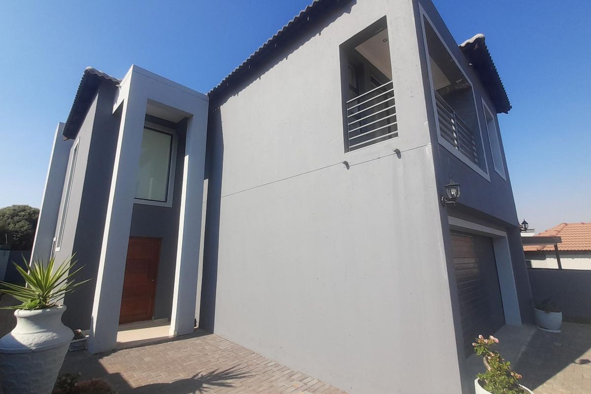 Elegant Home in Sought-After Melodie Estate. - Photo 2
