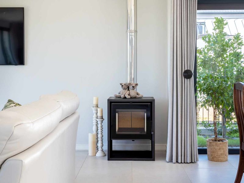 North-Facing Lakeside Living in a Beautiful Five-Bedroom Home on Val de Vie Estate - Photo 9