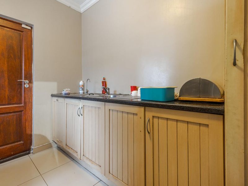 Four bedroom home in Security Estate - Olympus - Photo 9