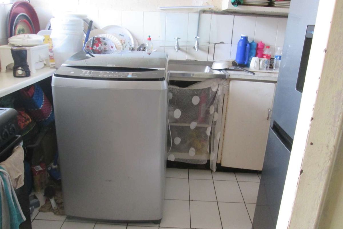 A BEAUTIFUL NEAT AND CLEAN [2.5] TWO AND HALF BEDROOMS APARTMENT FOR SALE IN MUCKLEUK. - Photo 5