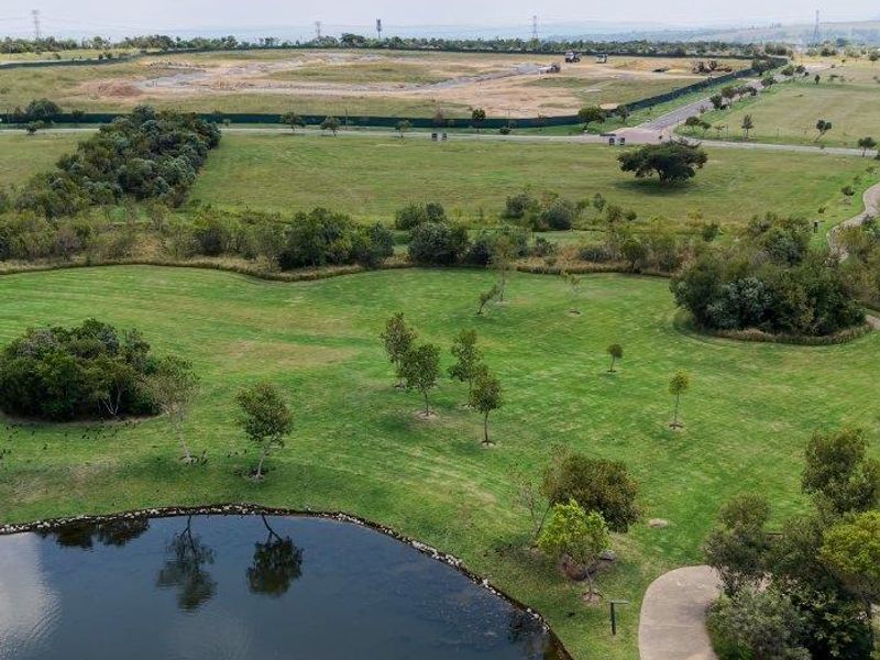 Elevated Luxury: Golf Course Stand with Panoramic Views of the Steyn City - Photo 8