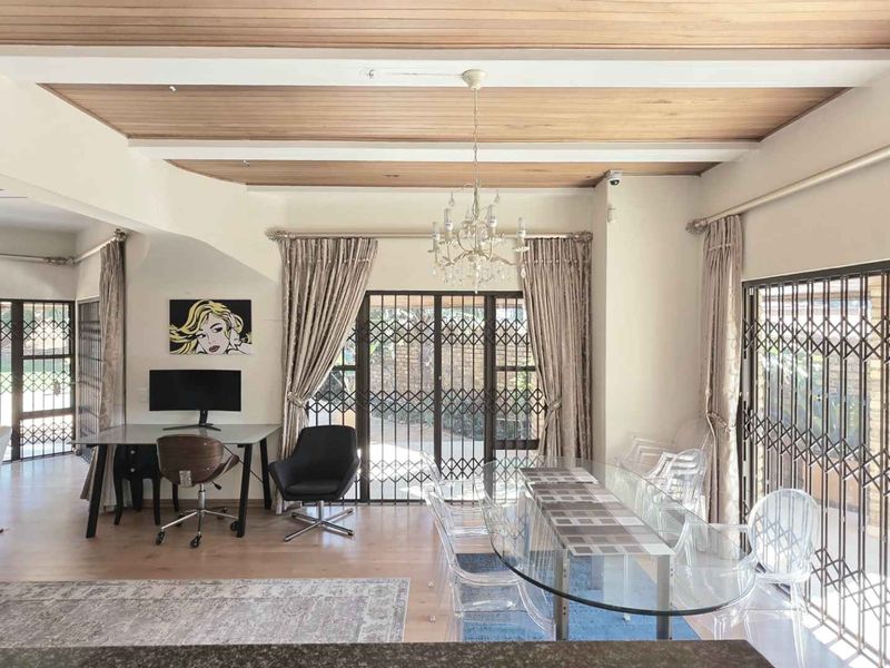 Large 3 Bedroom Sandton Townhouse with Large Garden and Sparkling Swimming Pool and  Full Separate “Cottage” - Photo 7