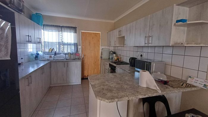 Property #2425391, Townhouse For Sale in Otjomuise