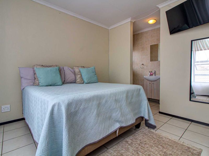 Stylish, Practical, and Spacious Living - Photo 8