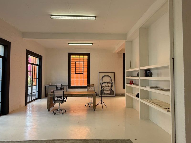 139m2 office ideal for creatives or professionals to let in Urban Hub - Photo 2