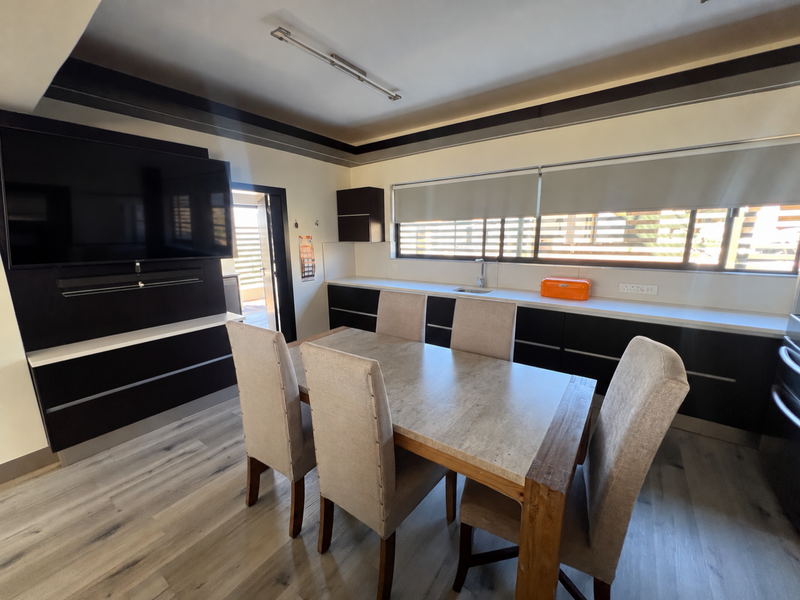 Modern, triple storey home with elevated views - Photo 7
