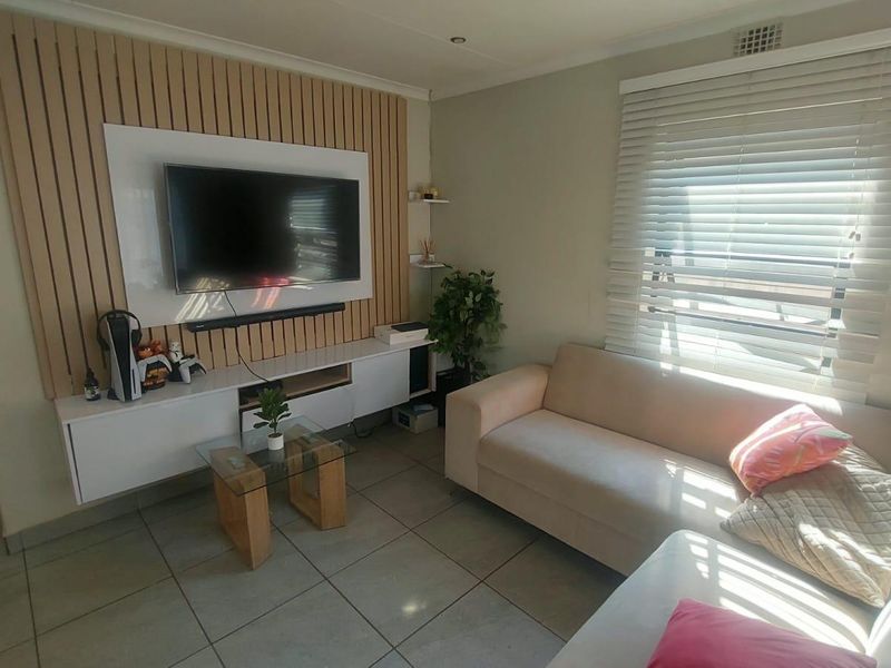 Modern Comfort: 2-Bedroom Home with Open-Plan Design! - Photo 6