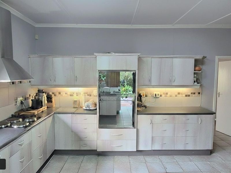 Parkside Family Home with Flatlet & Outeniqua Mountain Views - Photo 6