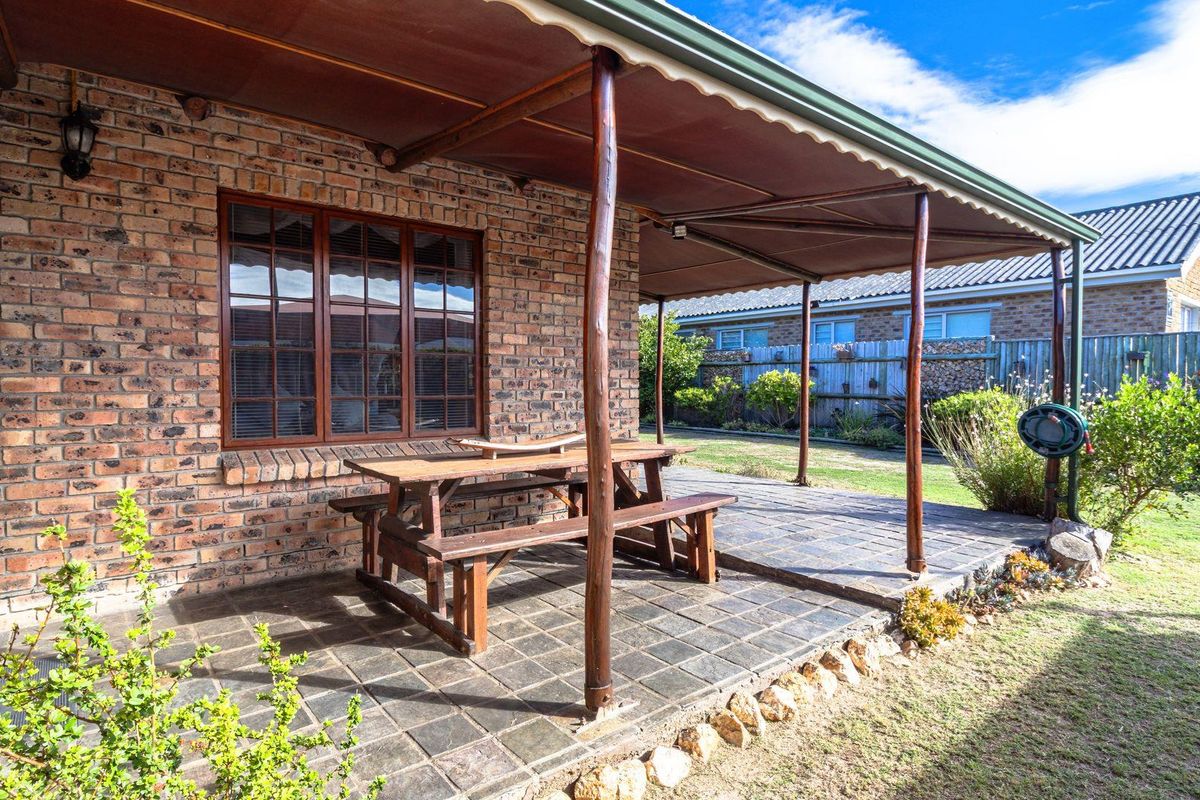 Timeless Appeal and Coastal Comfort - Photo 5