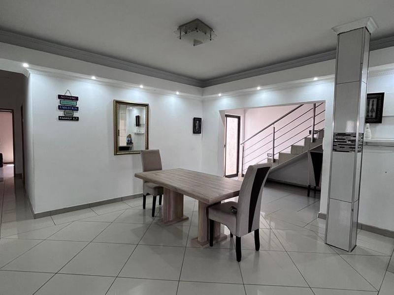 Spacious 5 - Bedroom Family Home in Cimbabsia - Photo 4