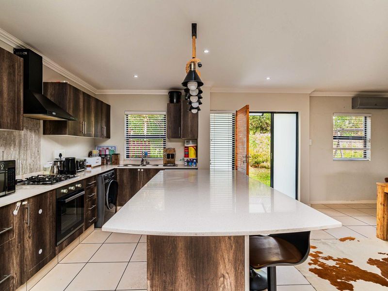 Exquisite Freestanding 3 bed, 2 bath townhouse in Waterfall - Photo 6