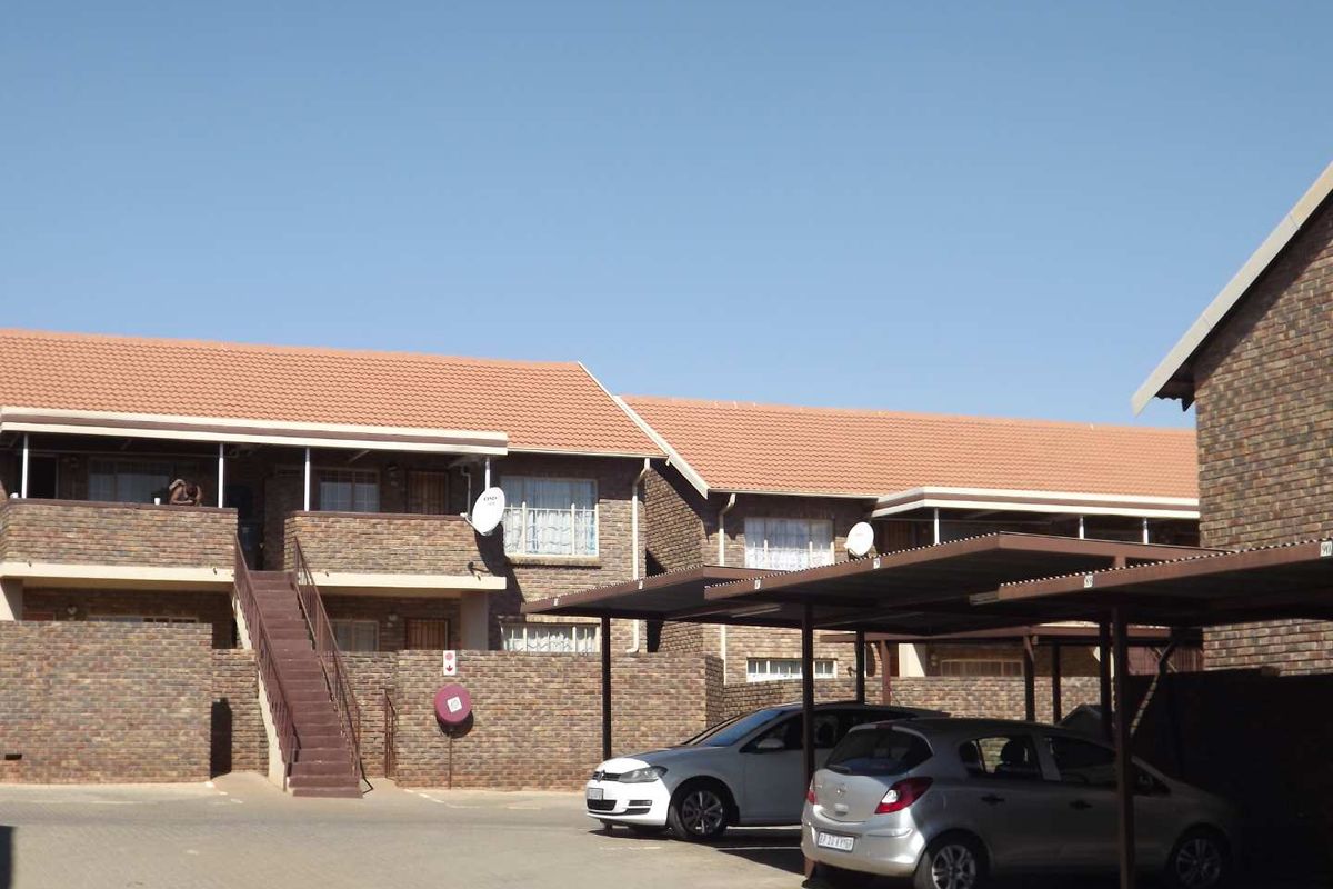 Comfortable 2-Bedroom Apartment with Covered Parking Spot - Photo 2