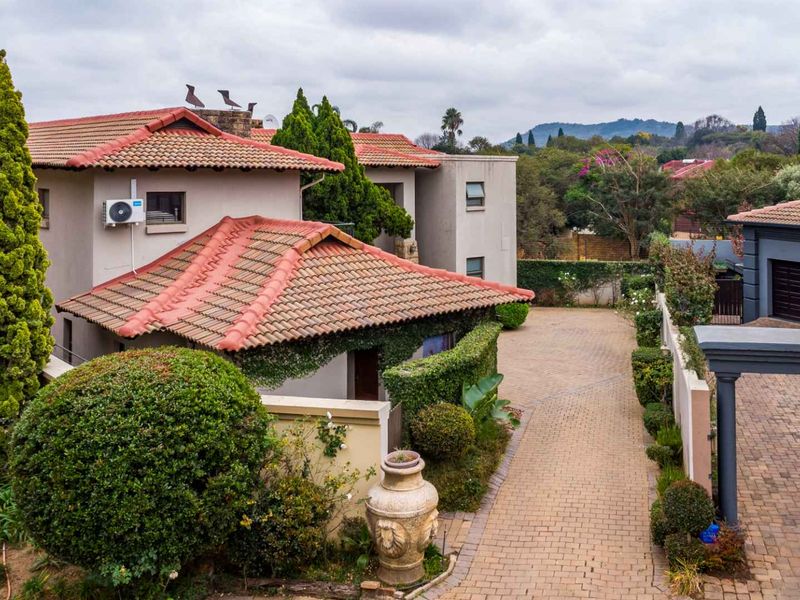 Elegant Family Living in Prestigious Thornwoods Estate, Faerie Glen - Photo 1