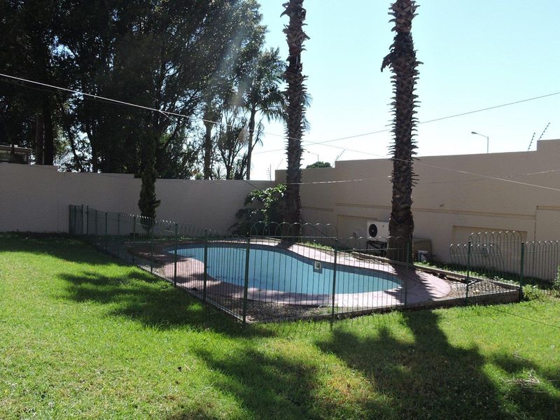 Cosy Fully Furnished 3 Bedroom Home in a Secure Estate - Photo 4