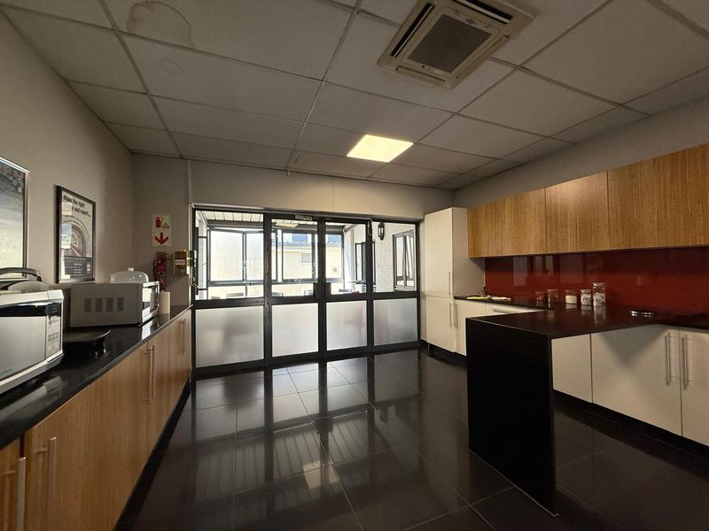 Prime Office Space Available for Lease in Pineslopes - 1489m2 - Photo 9