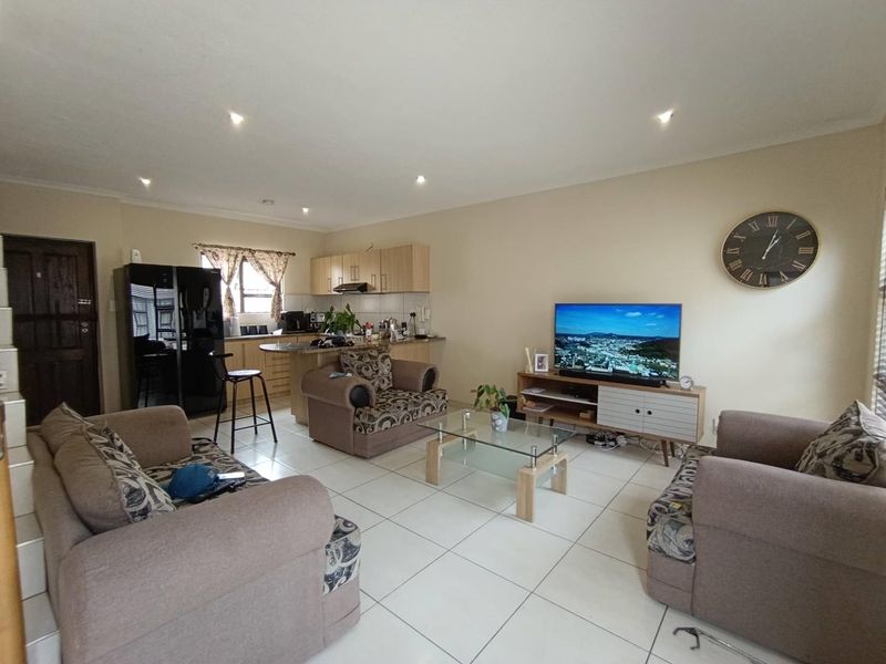 8x TOWNHOUSES FOR SALE IN UNION COURT - WALVISBAY - Photo 3