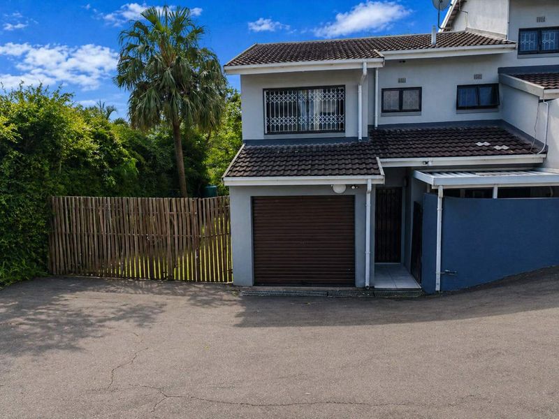Modern 3-Bedroom Townhouse for Sale | Secure Complex Living | Lock-Up-and-Go Convenience - Photo 2
