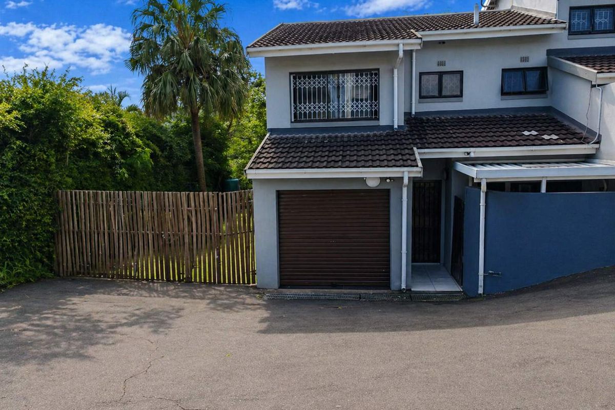 Modern 3-Bedroom Townhouse for Sale | Secure Complex Living | Lock-Up-and-Go Convenience - Photo 2