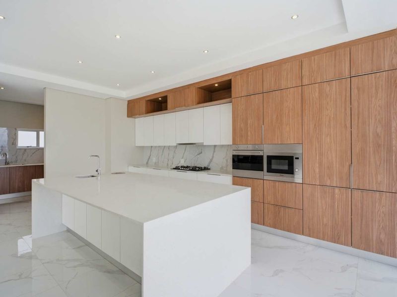 Brand-New 4-Bedroom Masterpiece in Prestigious Waterkloof Heights Available 1 May 2026 - Photo 5