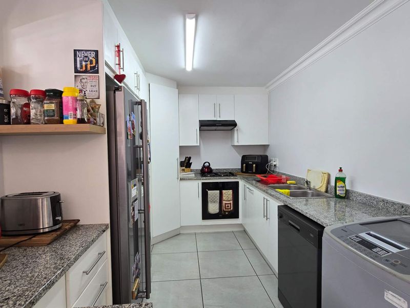 Spacious 3-Bedroom Apartment in Pet-Friendly Zonnezicht Complex - Photo 6