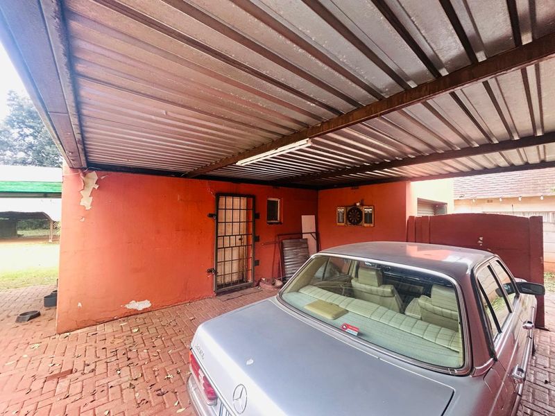 Charming 3-Bedroom Home with Luxurious Amenities - Photo 4