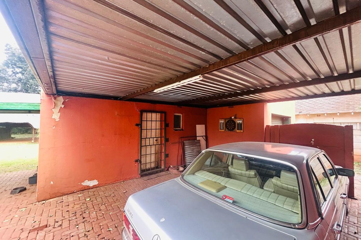 Charming 3-Bedroom Home with Luxurious Amenities - Photo 4