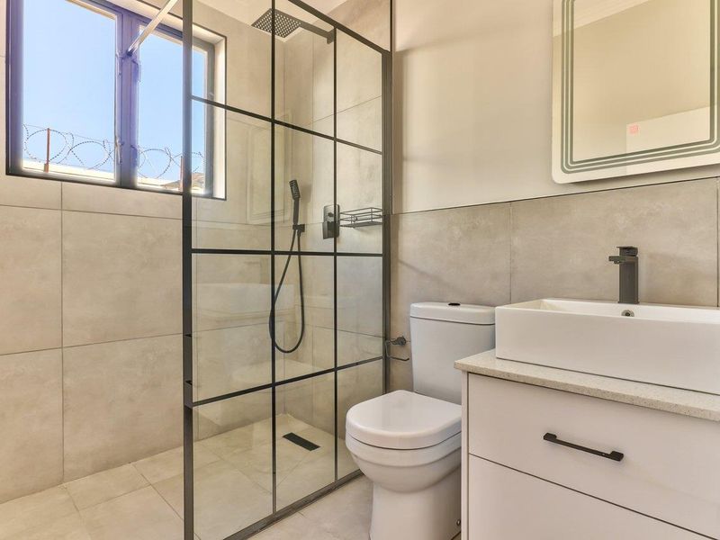 Recently renovated apartment ideal for a young professional or varsity student. - Photo 9