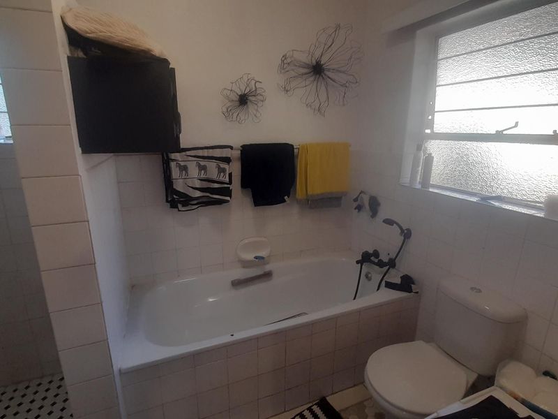 Secure & Spacious 1-Bedroom Apartment with Private Garden - Photo 10