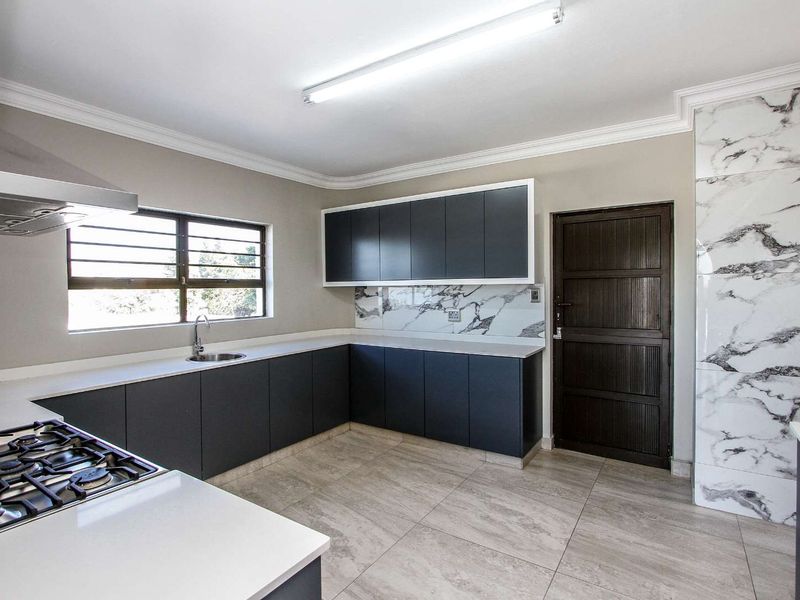 Beautifully renovated 6 bedroom home with breath taking sea views - Photo 9