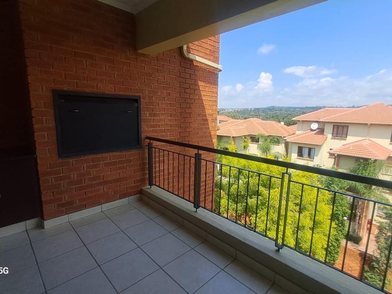 Gorgeous Loft Apartment 3 Bedroom/3 Bathroom in popular complex - Photo 6