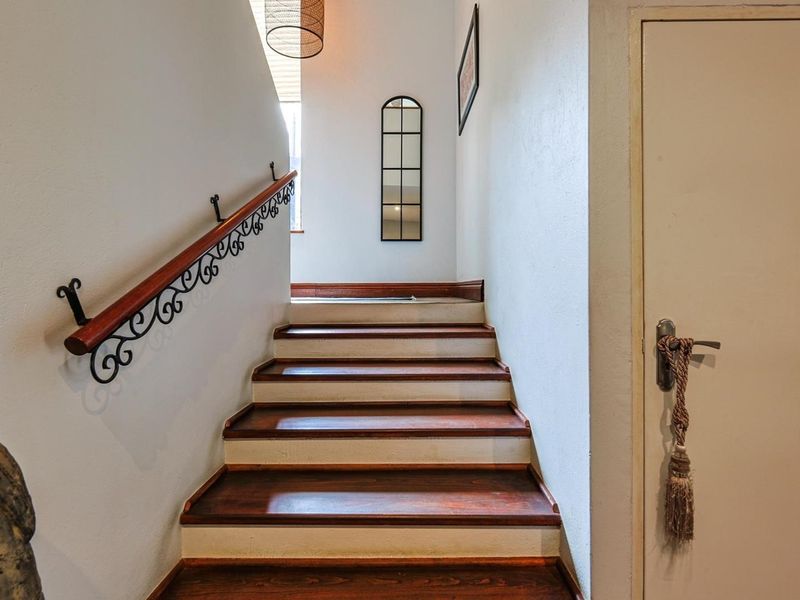 Modern Masterpiece with Breathtaking Views. - Photo 4