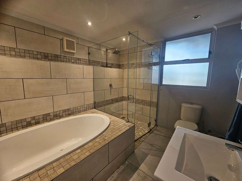7 Bedroom 5 Bathroom House near the sea in Pringle Bay - Photo 6