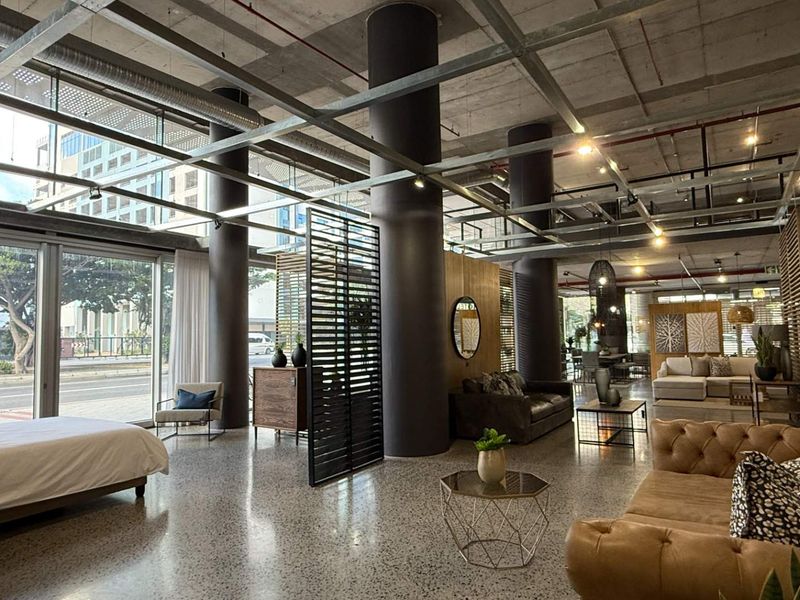 High-Exposure showroom space to let in Foreshore - Photo 2