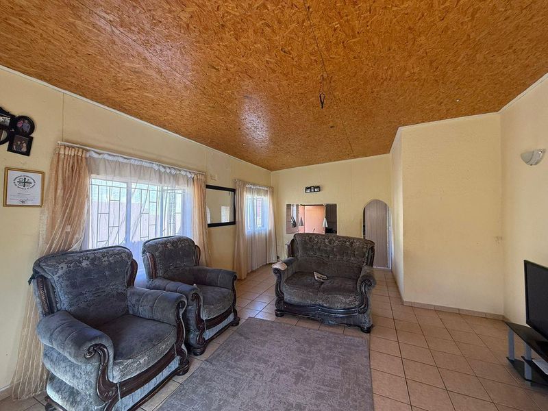 🚨 SOLE & EXCLUSIVE MANDATE | OLD ROCKY CREST 🚨 🏡 4 BEDROOM HOUSE FOR SALE 💰 Selling Price: N$1,650,000 - Photo 3