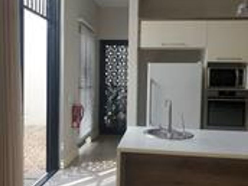 Executive Townhouse - Modern - Photo 7