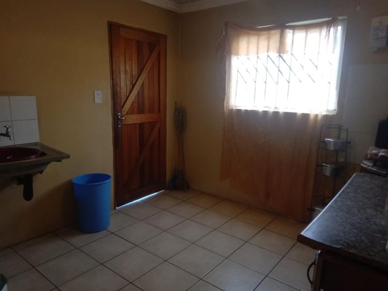 Charming 2-Bedroom Home in Umlazi: Ideal for Family Living or Investment - Photo 4