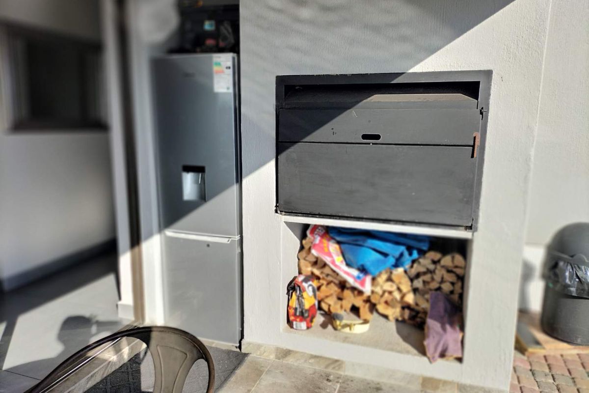 Pristine house in Stonehenge for sale. - Photo 2