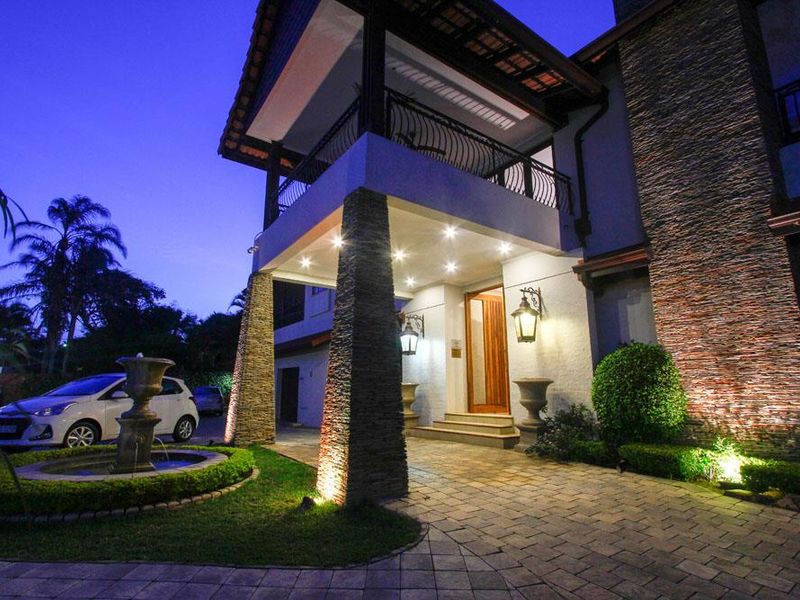 EXCLUSIVE 9 BEDROOM FULLY FURNISHED GUEST HOUSE OR LARGE FAMILY HOME IN PRIME UMHLANGA - Photo 3