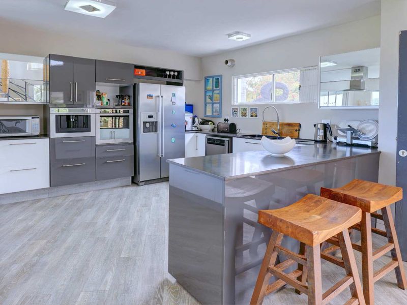 Coastal retreat with exceptional family space in idyllic surrounds - Photo 9