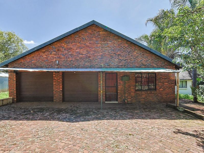 4.2ha Smallholding With Warehouse, Flats & Thatched Home – Kameeldrift West - Photo 6