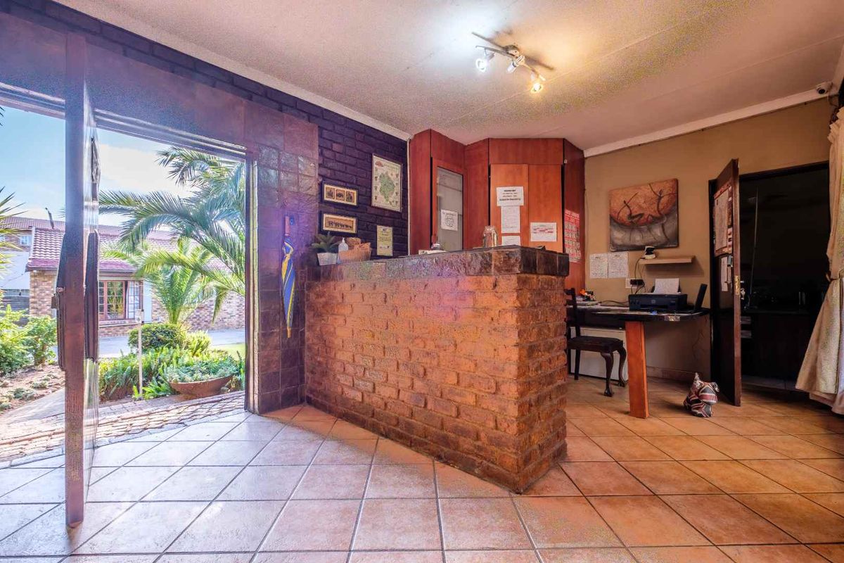 A GUESTHOUSE NEAR THE AIRPORT - Photo 3