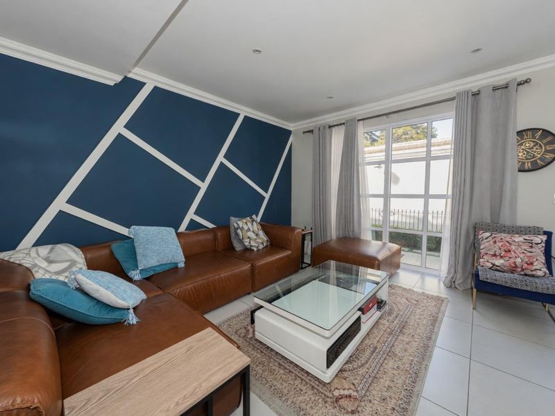 LONDON-STYLE FULLY FURNISHED GORGEOUS TOWNHOUSE FOR RENT IN THE HEART OF BRYANSTON!!!!! - Photo 2