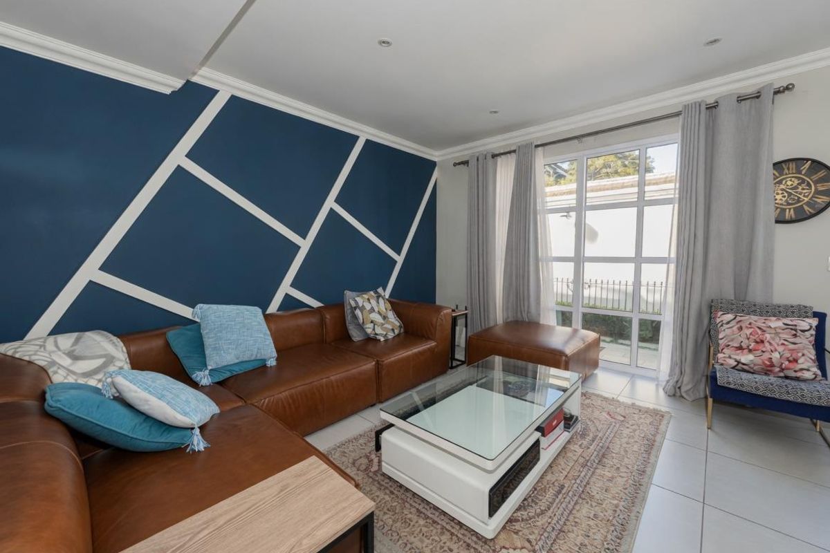 LONDON-STYLE FULLY FURNISHED GORGEOUS TOWNHOUSE FOR RENT IN THE HEART OF BRYANSTON!!!!! - Photo 2