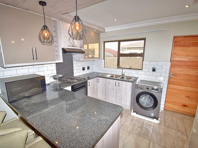 Stunning Modern Home in Savanna Estate - Photo 8